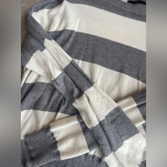 forever 21 crewneck sweater - Picture 4 of 4